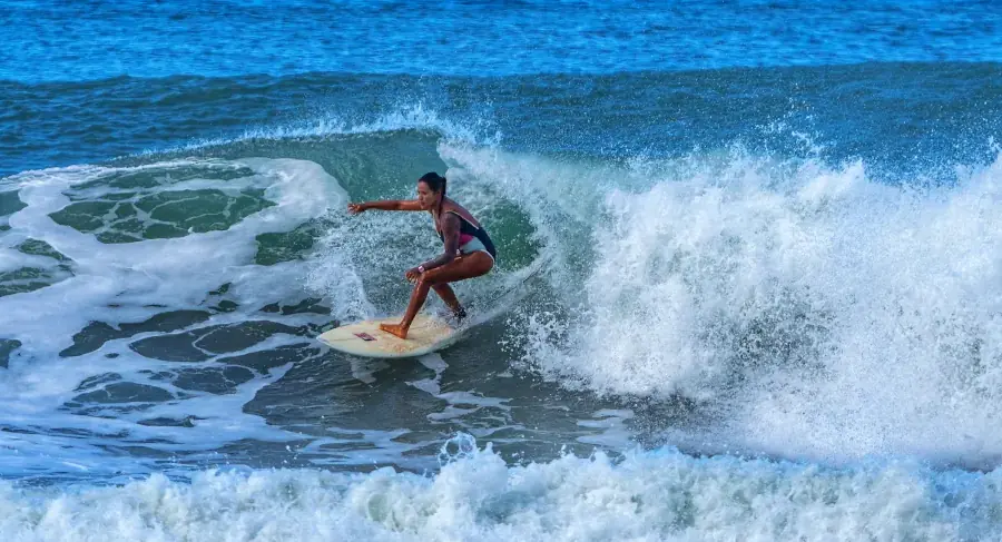 woman instructor surfing